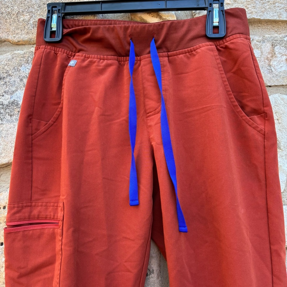 Figs copper woman’s scrub pants size small tall - Picture 4 of 6